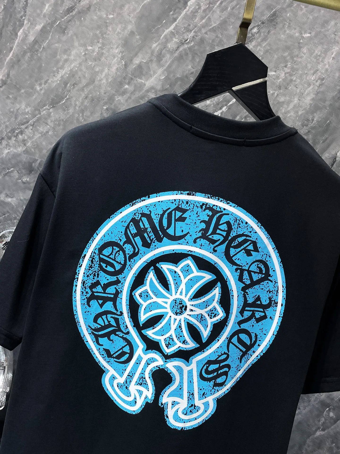 P144 New Chrome Hearts 25ss luminous version for summer! High-weight, environmentally friendly and high-quality top-quality fabric 260g~270g Crow distressed cross luminous short-sleeves. Counter synchronization. Re-engraved version 1:1. Recommended color: black, white. Size: S, M, L, XL.